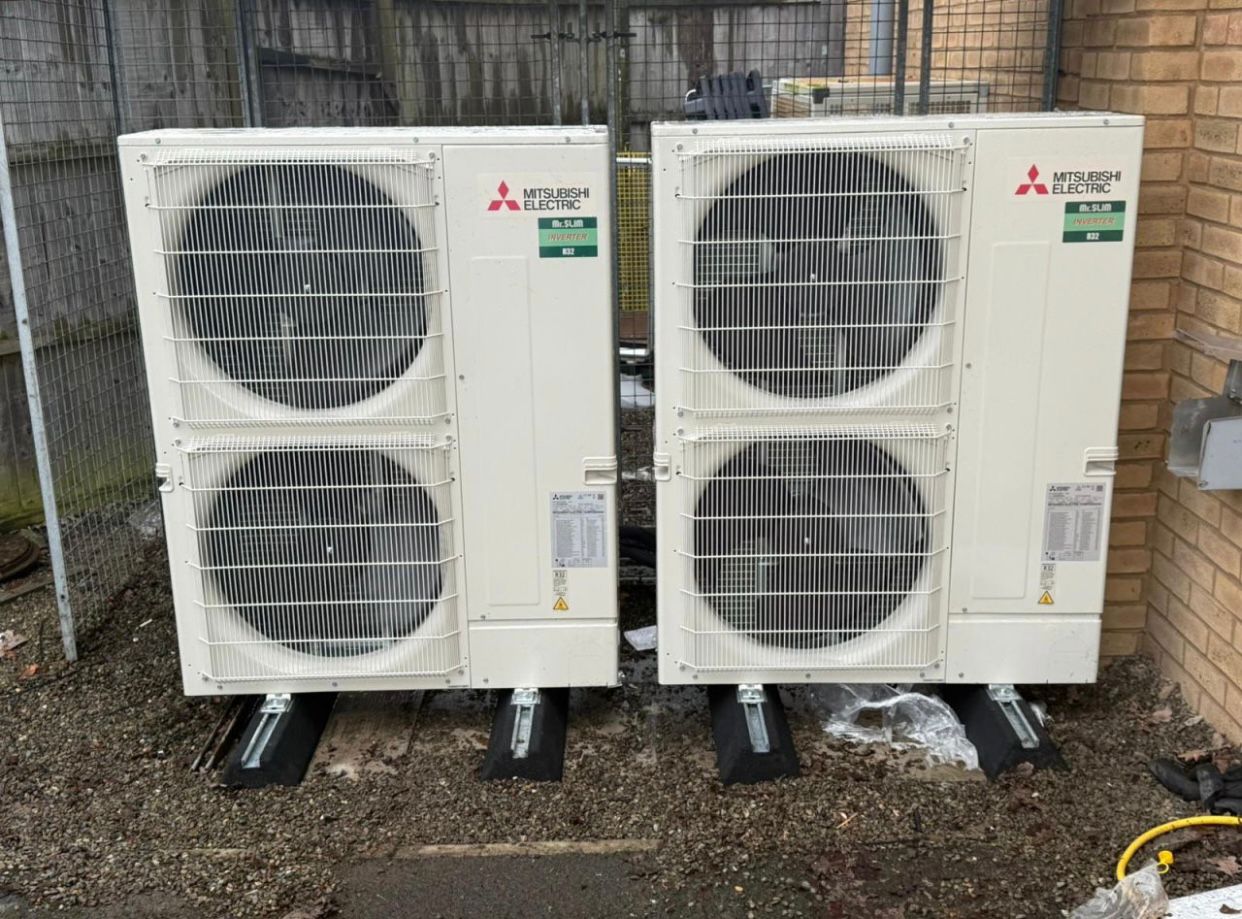 Twin Mitsubishi Mr.Slim · Commercial outdoor